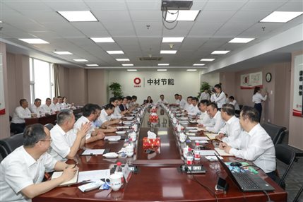 集團黨委書記、董事長周育先蒞臨中材節(jié)能調研指導
